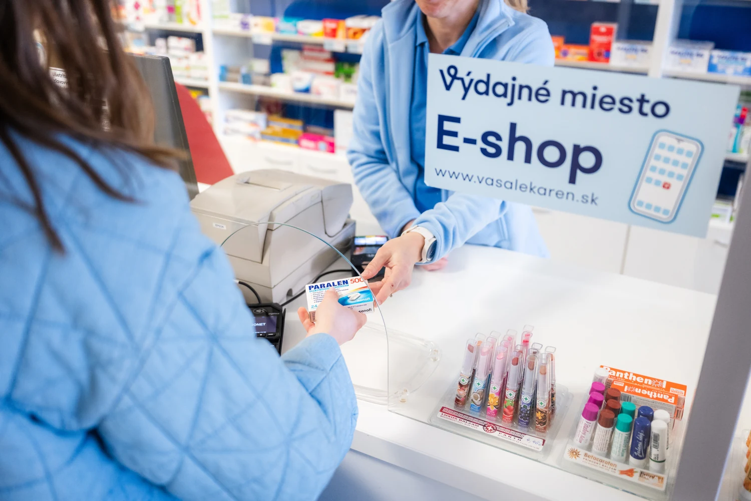 Zákazníčka pri výdajnom mieste v lekárni