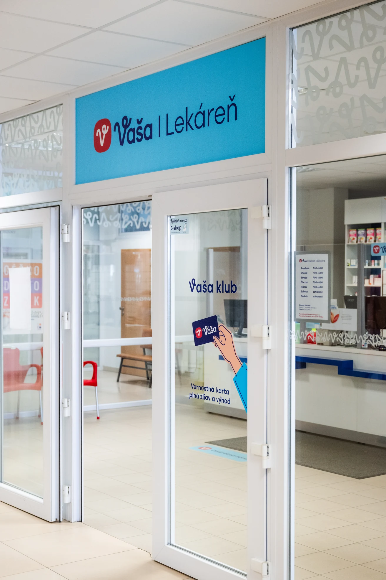 Chladiaca vitrína s liekmi v lekárni